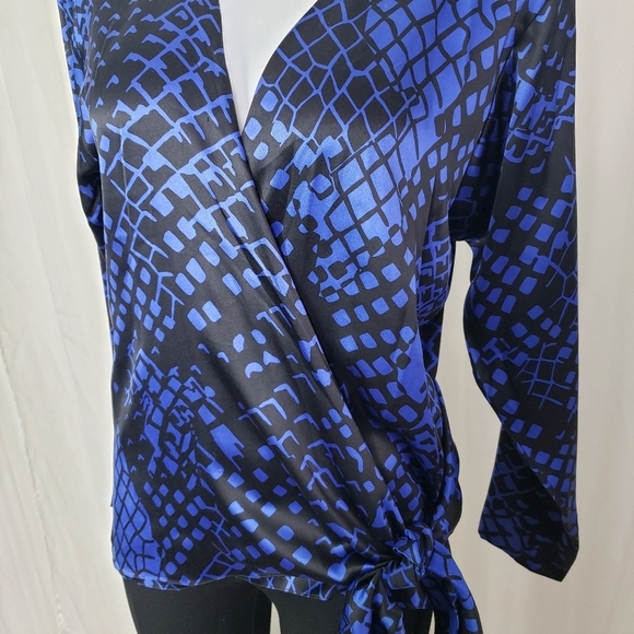 Adrianna Papell 100% silk blue black print long sleeve wrap top with side tie - Picture 3 of 7